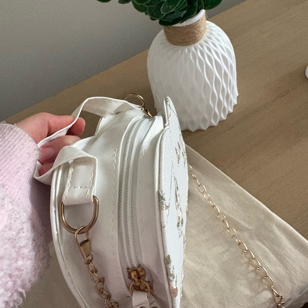 🦢 Elegance White Heart Pearl-Style Floral Crossbody Purse - Picture 5 of 7